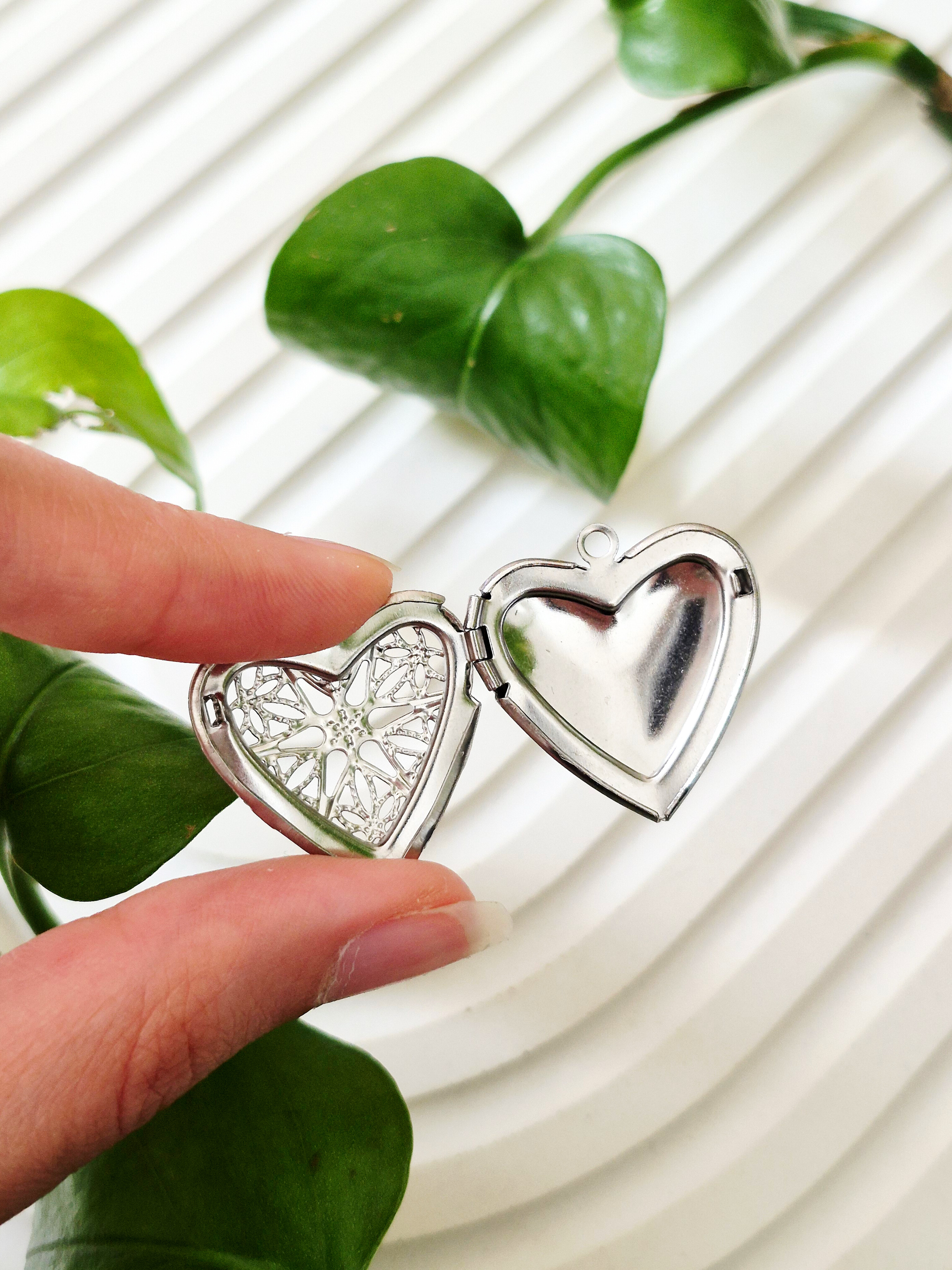لاکت عکس مخفی قلب، طرحدار پنجره ای